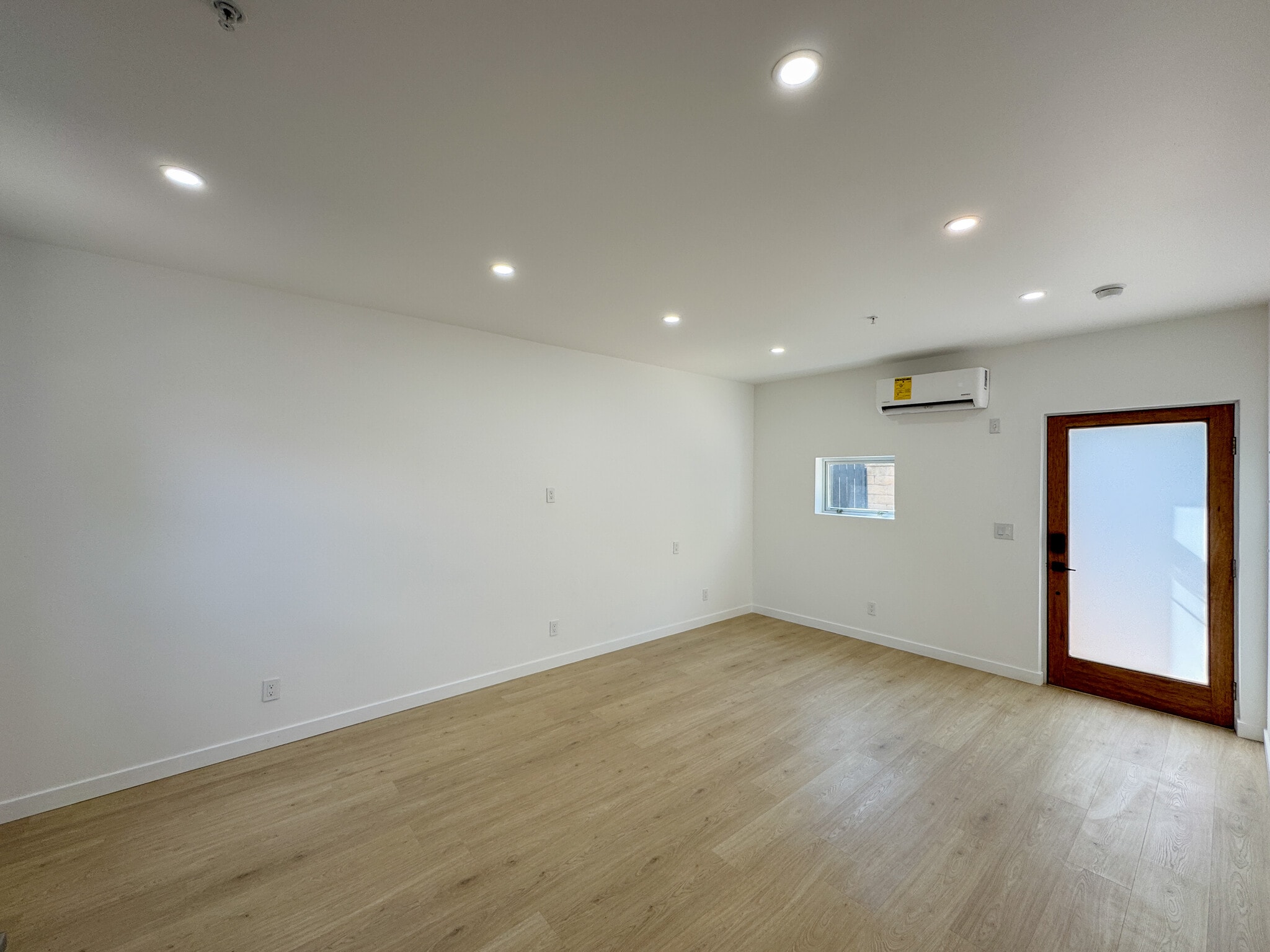 Building Photo - 956 Camulos St