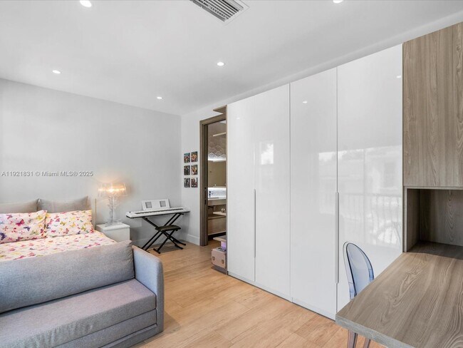 Building Photo - 3753 NE 214th St