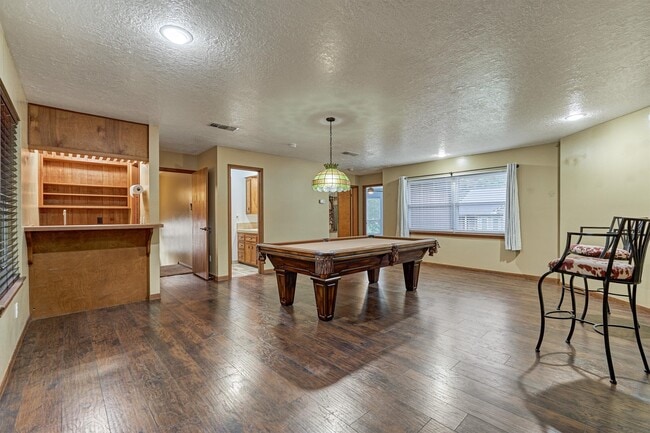 Building Photo - 660 Hillcrest Dr