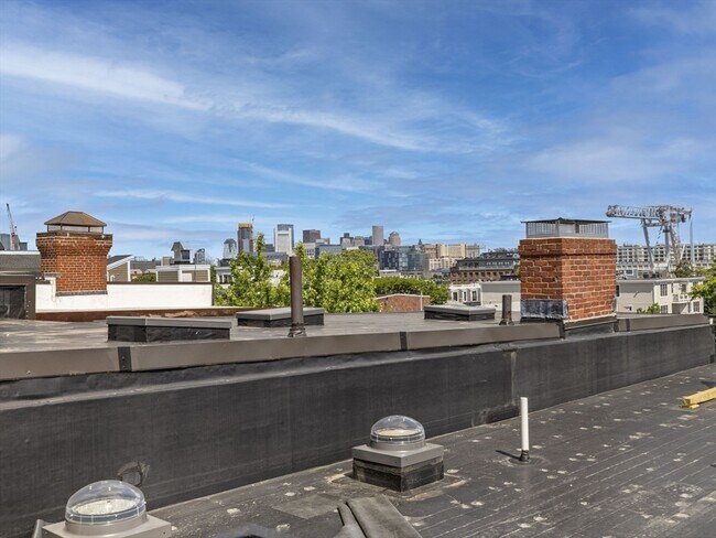 Building Photo - 944 E Broadway