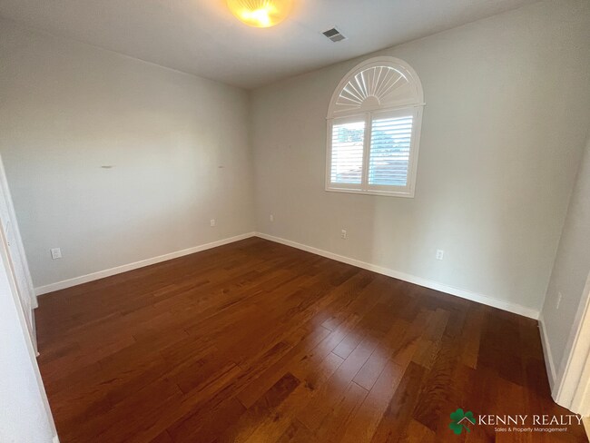 Building Photo - Charming 2BD/1BA Upper-Unit in Broadmoor Village – Daly City