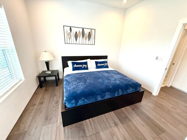 Building Photo - AVAILABLE NOW! Jaw Dropping 3 Story 3 Bedr...