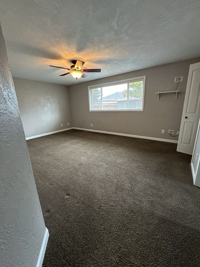 Building Photo - Pristine 3-Bedroom, 2-Bath Home with Modern Features in North Medford