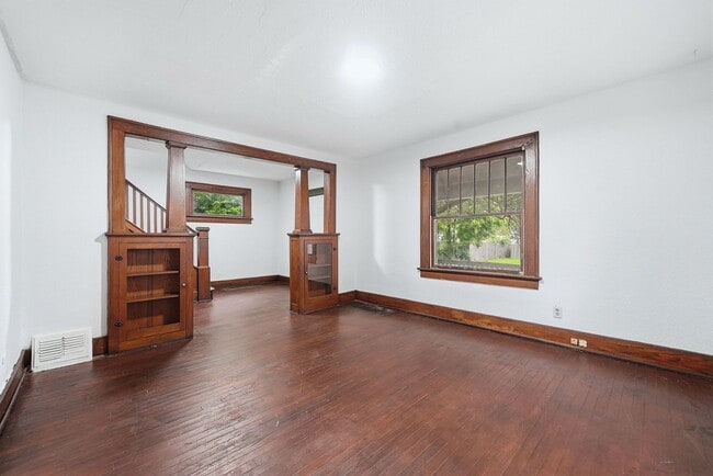 Building Photo - Freshly Updated 3BR Home