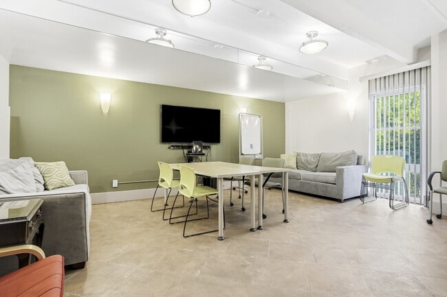 Building Photo - Spacious Cap Hill Condo with Garage Parking