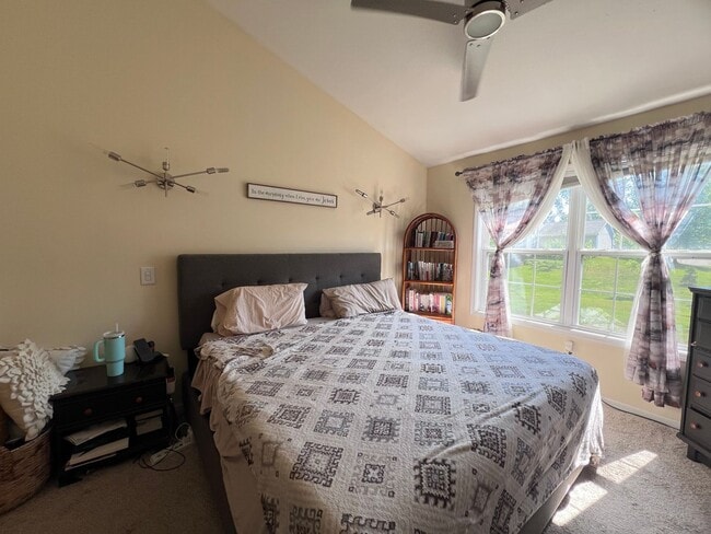 Building Photo - Spacious 3 bedroom Condo In Comstock Park