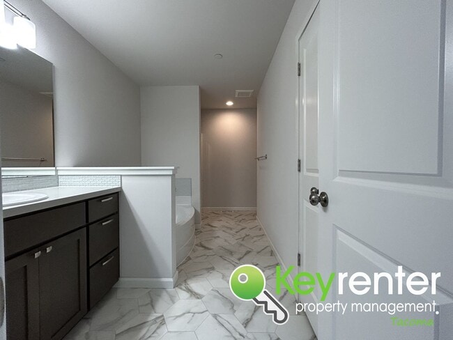 Building Photo - Must-have 3Bed/2.5Bath Lakewood Home