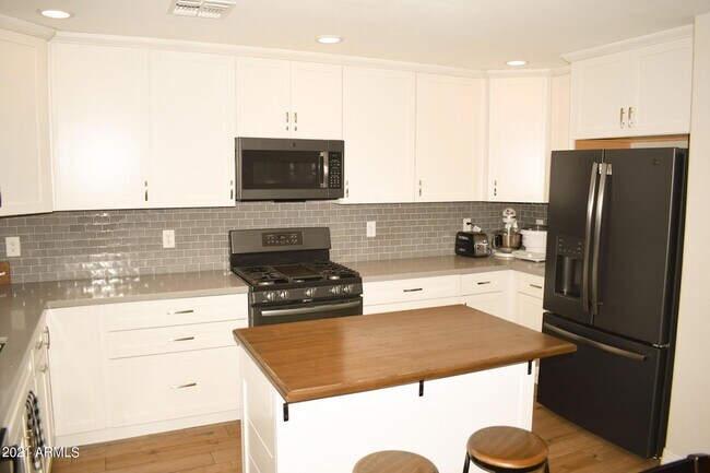 Building Photo - 28324 N 25th Ave