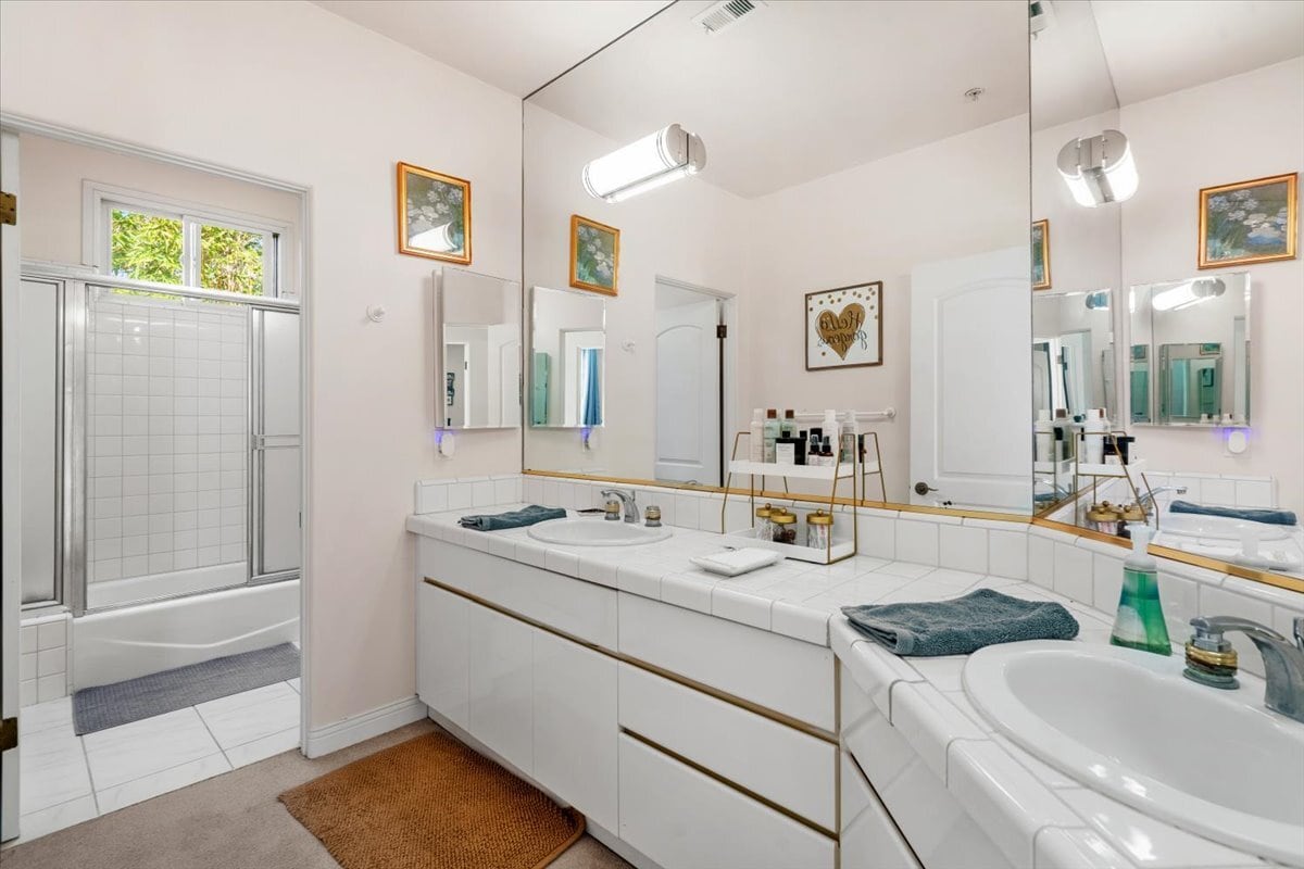 bathroom #2 - 723 S Broadway