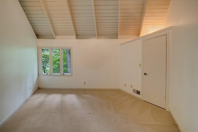 Building Photo - 130 Huntcliff Point NE