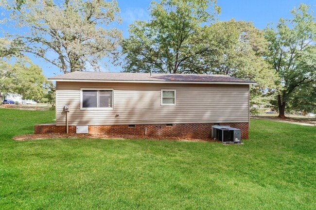 Building Photo - 111 Camellia Cir