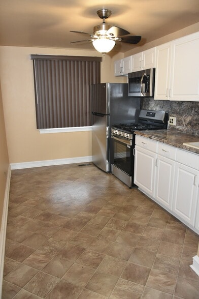 Primary Photo - 3300 W Queen Ln