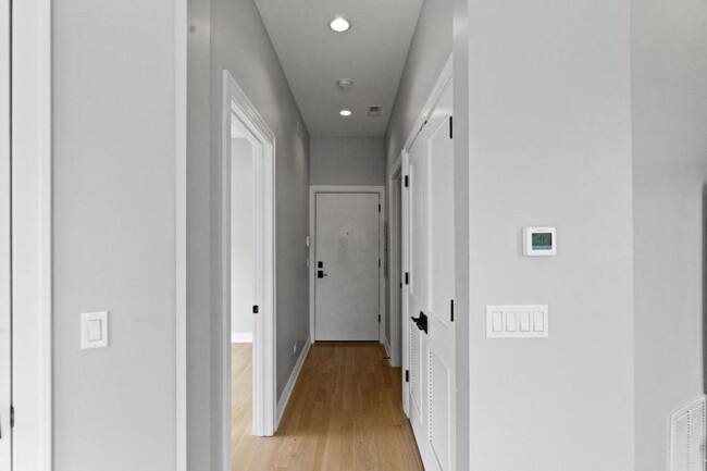 Building Photo - 0 bedroom in Chicago IL 60657