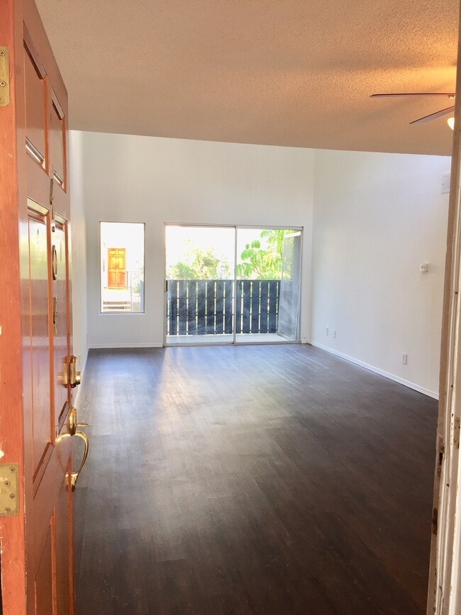 Building Photo - Beautiful 1 Bed/1 Bath Condo Apartment wit...