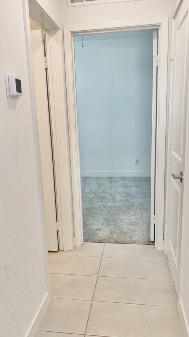 Building Photo - 4 Bedrooms Available University Park