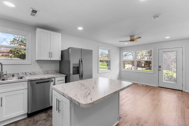 Building Photo - 4915 Darlington Dr