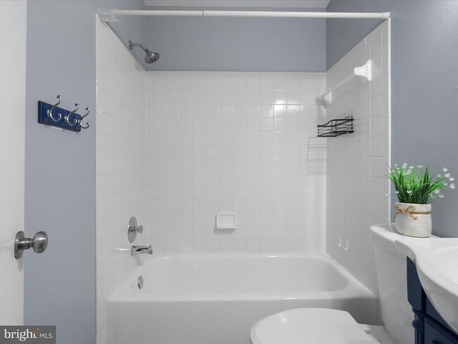 Building Photo - 303 Mayfair Pl
