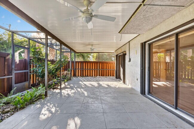 Building Photo - 3004 SE Round Table Dr
