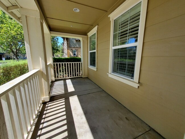Building Photo - Spacious 4 Bedroom 3 Bath Two Story Riverp...