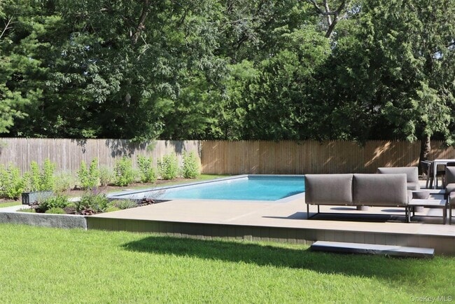 Building Photo - 10 Hampton St