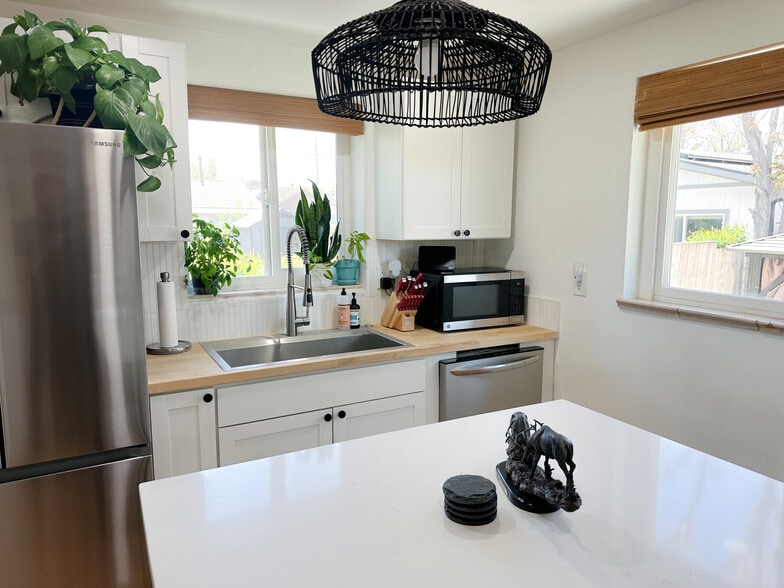 Kitchen - 525 Perry St