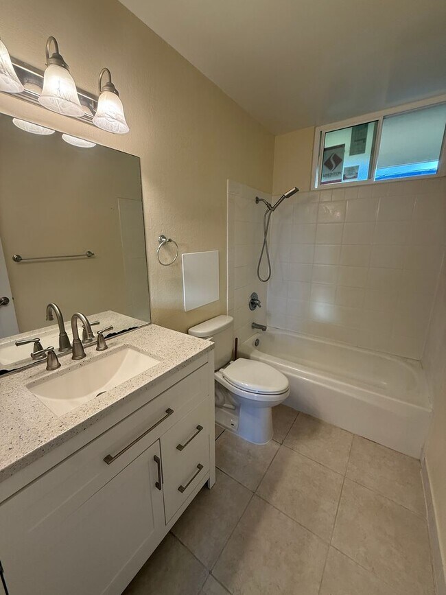 Building Photo - 3 bedroom 2 bath condo in Ridgecrest in  Waikalani comes with 2 parking