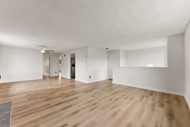 Building Photo - Charming 4 Bedroom 2 Bath single family ho...