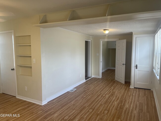 Building Photo - 609 E Robinson Ave