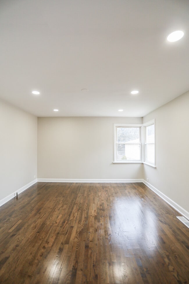 Building Photo - 3126 W Chase Ave