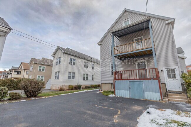 Building Photo - 35 Outlook Ave