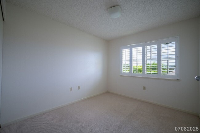 Building Photo - 2 Bedroom 2 Bathroom 2 Assigned Parking in...