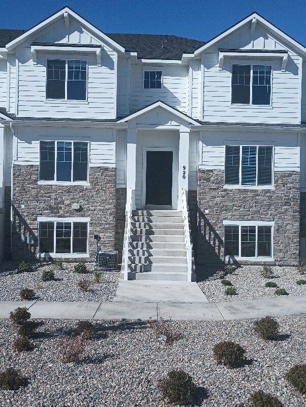 Building Photo - 894 N Hillcrest Rd