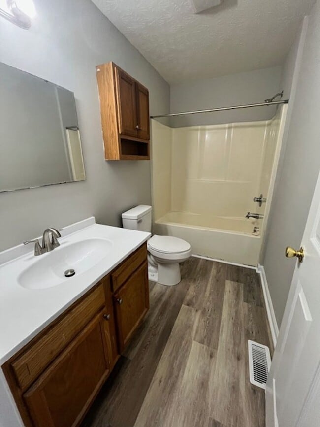 Building Photo - 820 Charles Ave