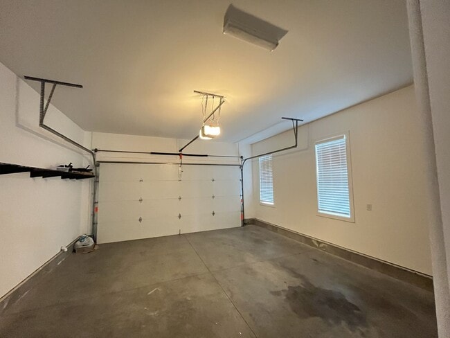 Building Photo - 2/2.5 - MODERN TOWNHOME IN THE NATIONS