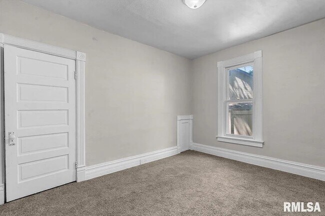 Building Photo - 1624 N 5th St