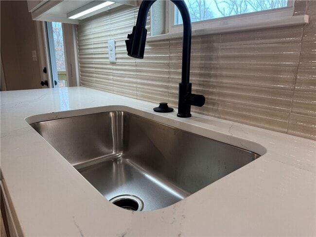 Building Photo - 4 Melrose Ln