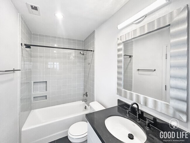 Building Photo - Stunning 1BD/1BA W/ Updated Kitchen and Re...
