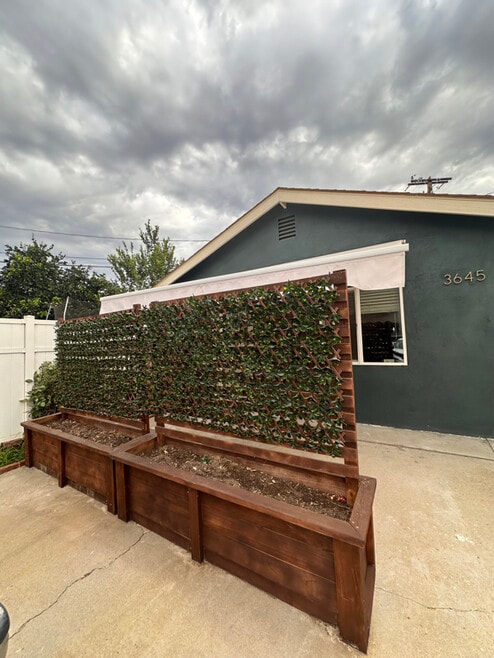 Building Photo - 3645 Los Feliz Ct