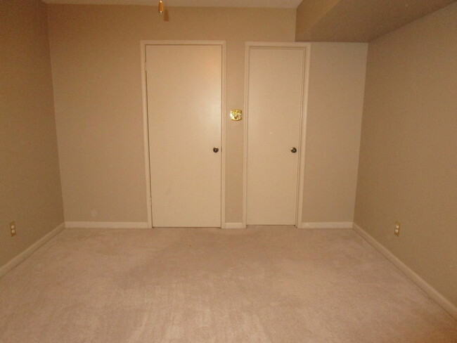 Building Photo - Terrace Level 1BR/1BA Updated Condo in Dor...