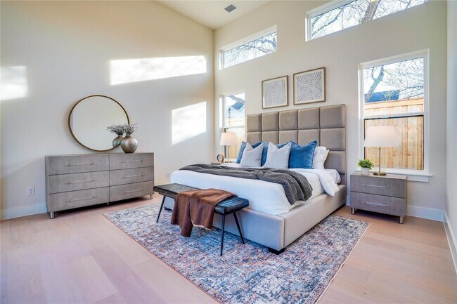 Building Photo - Open concept home with luxury finishes