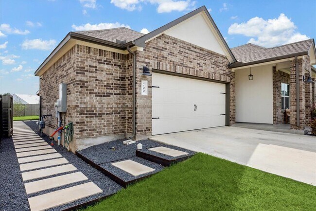 Building Photo - 700 Legends Ln