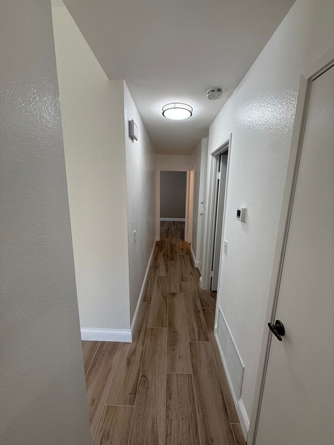 Building Photo - Remodeled 2-Bedroom Townhome in Tierrasant...