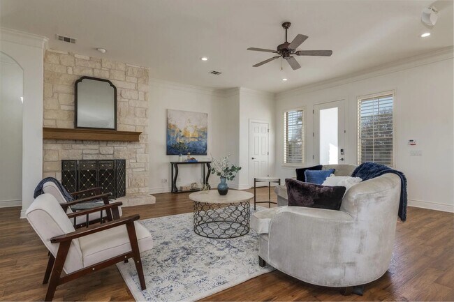 Building Photo - 132 Lakeway Dr