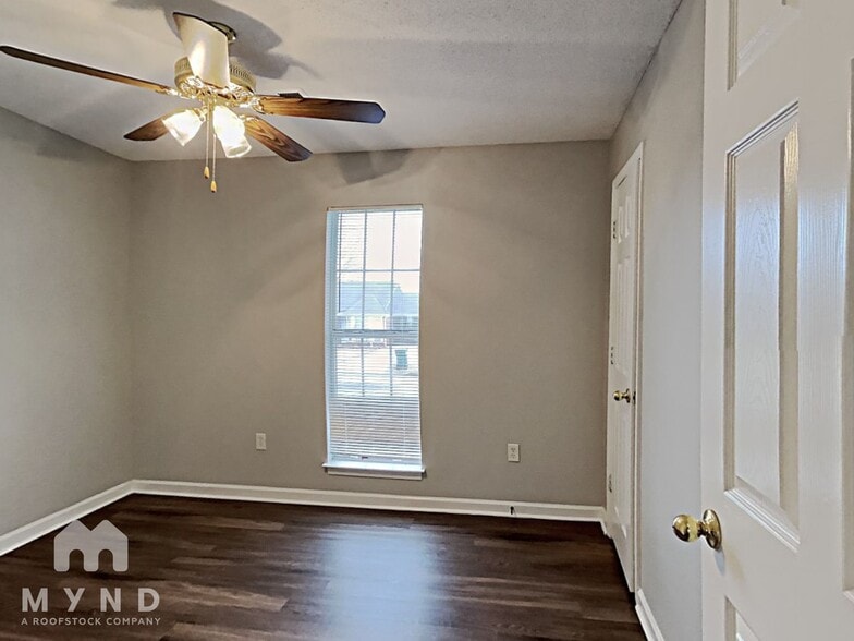 Building Photo - 7825 Sarah Ann Dr S