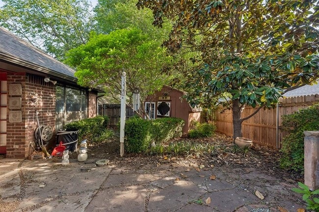 Building Photo - 1820 Chelsea Dr