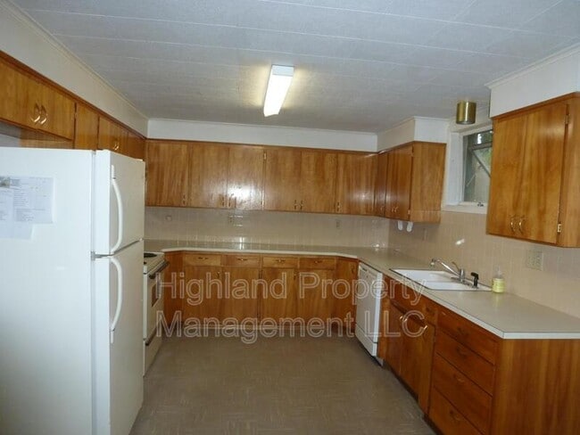 Building Photo - 1933 NE Valley Rd