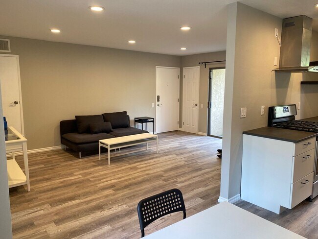 Building Photo - PICTURE PERFECT ONE BEDROOM , ONE BATH CONDO. GREAT MV LOCATION