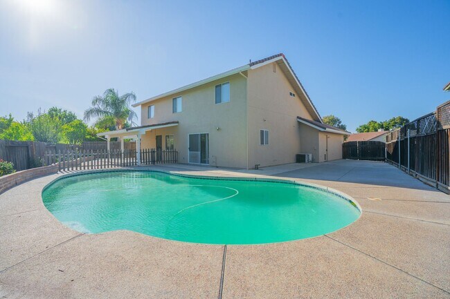Building Photo - BEAUTIFUL 4 BEDROOM HOME WITH SWIMMING POOL!