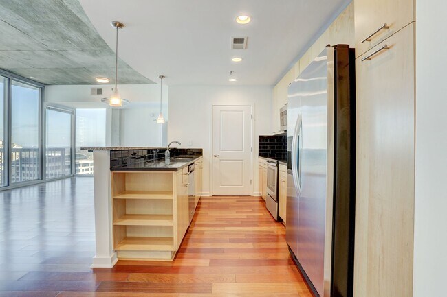 Building Photo - Gorgeous Two Bedroom Condo with Stunning Views of Buckhead!