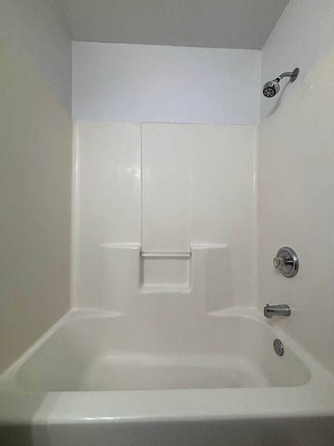 Building Photo - Cute 1 Bedroom 1 Bathroom Apartment near s...